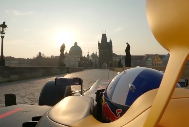 Monopost F1 sa previezol po Karlovom moste. Navštíviť môže aj Slovensko